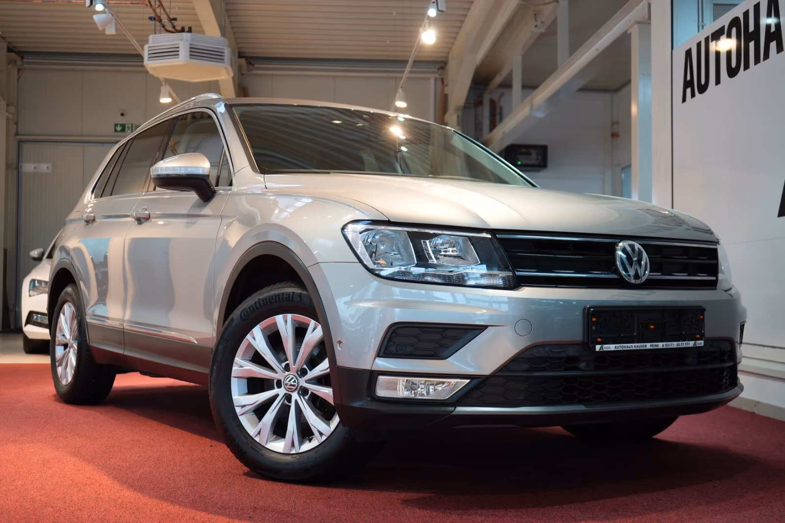 Volkswagen Tiguan - фото 1