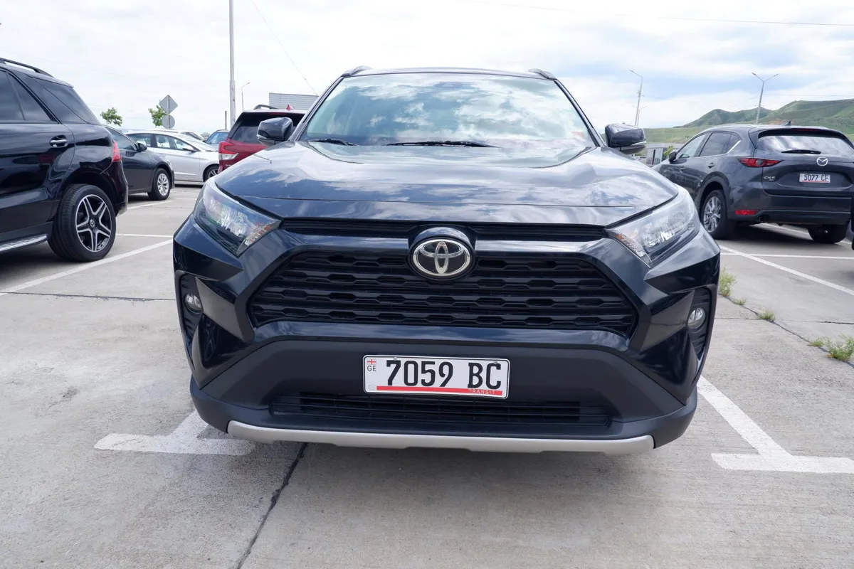 Toyota RAV 4 - фото 1