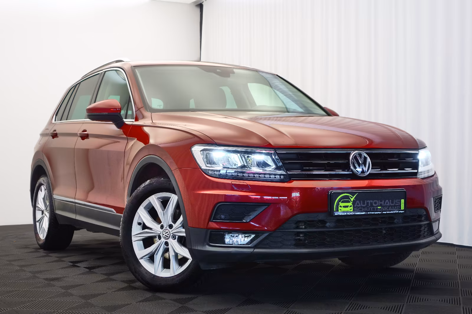 Volkswagen Tiguan - фото 1