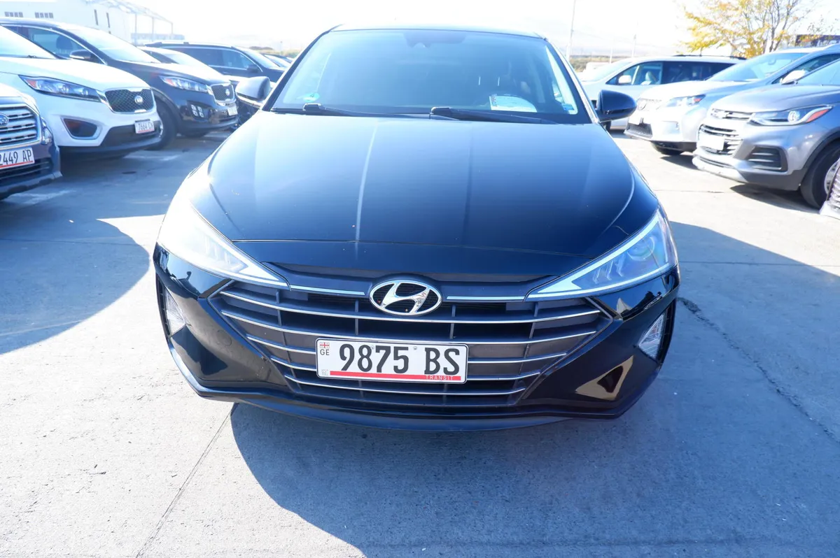 Hyundai Elantra - фото 1