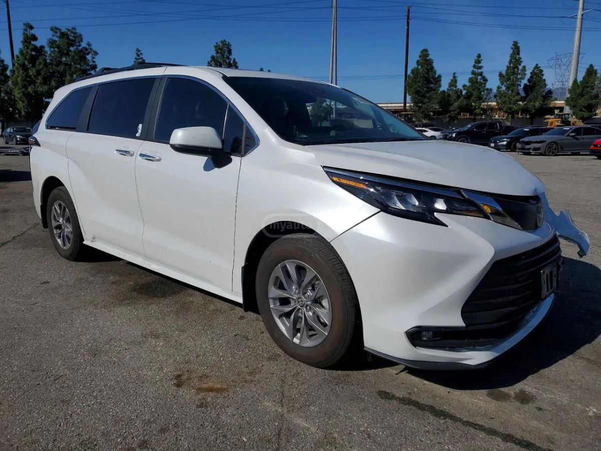 Toyota Sienna - фото 1