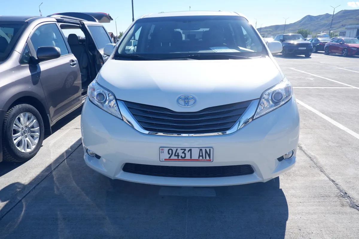 Toyota Sienna - фото 1
