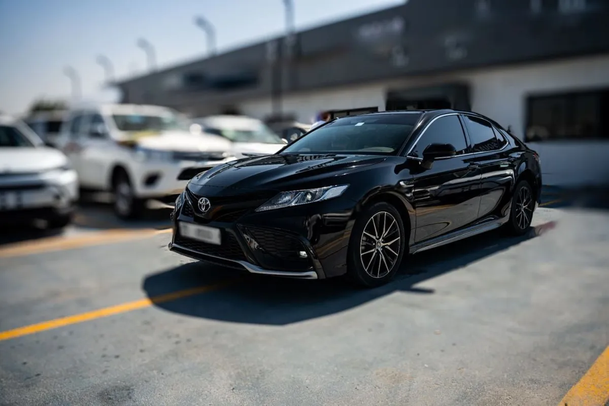 Toyota Camry - фото 1