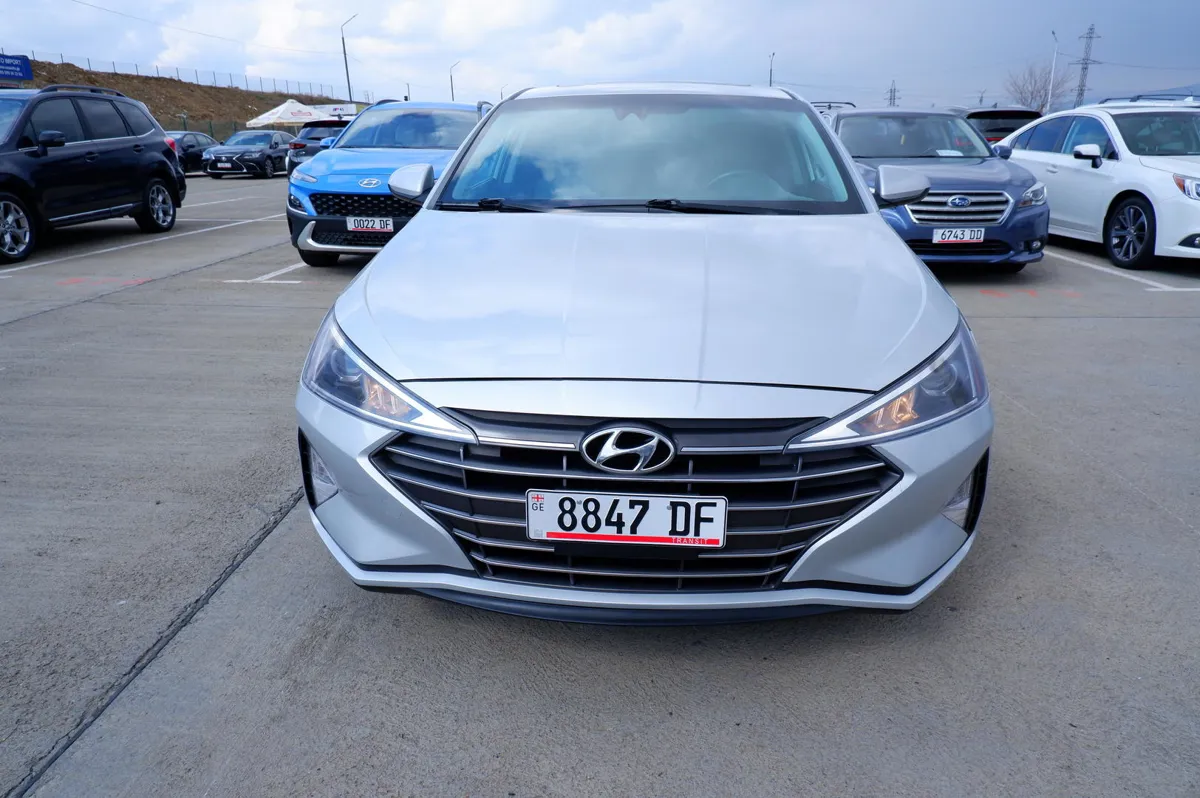 Hyundai Elantra - фото 1