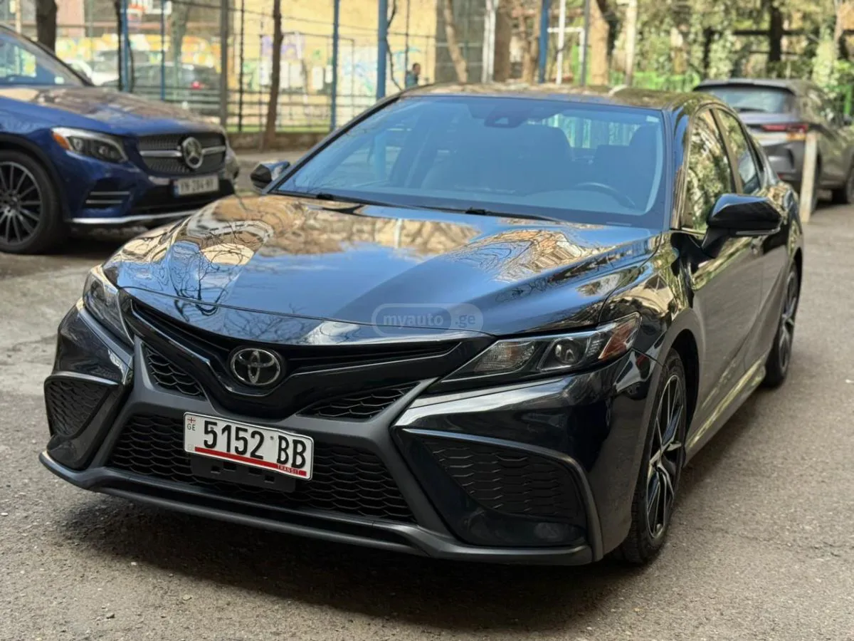 Toyota Camry - фото 1
