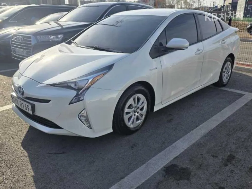 도요타 프리우스 4세대 1.8 E - - фото 1