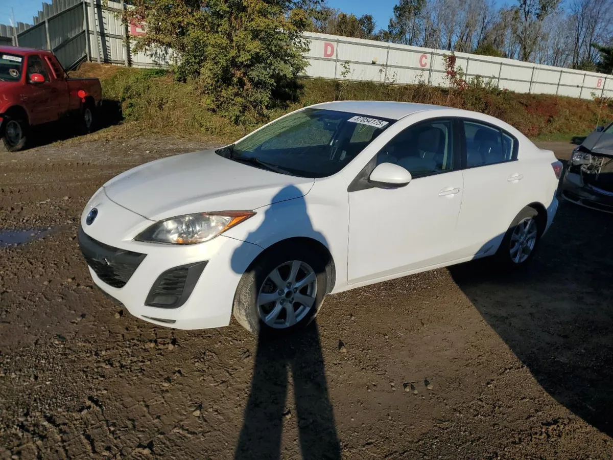 MAZDA 3 - фото 1