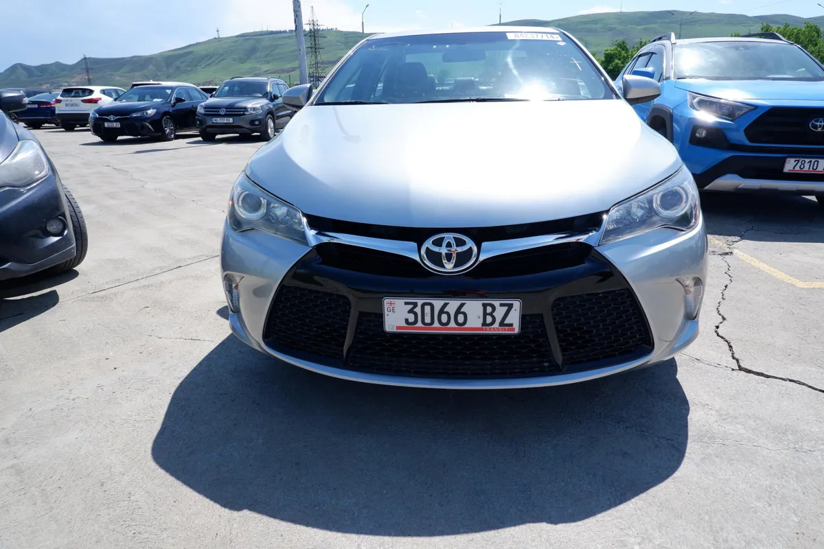 Toyota Camry - фото 1