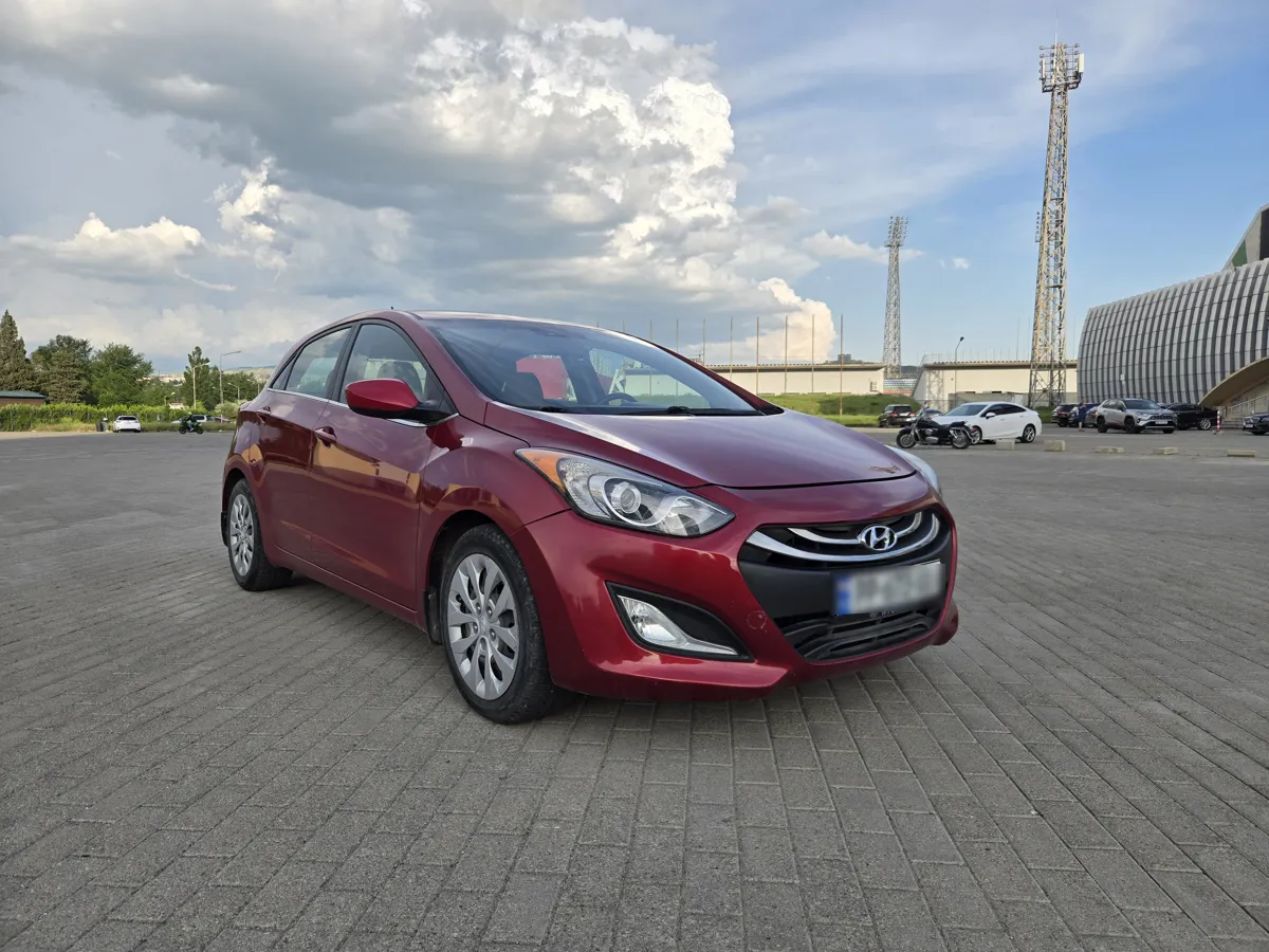 Hyundai Elantra GT - фото 1