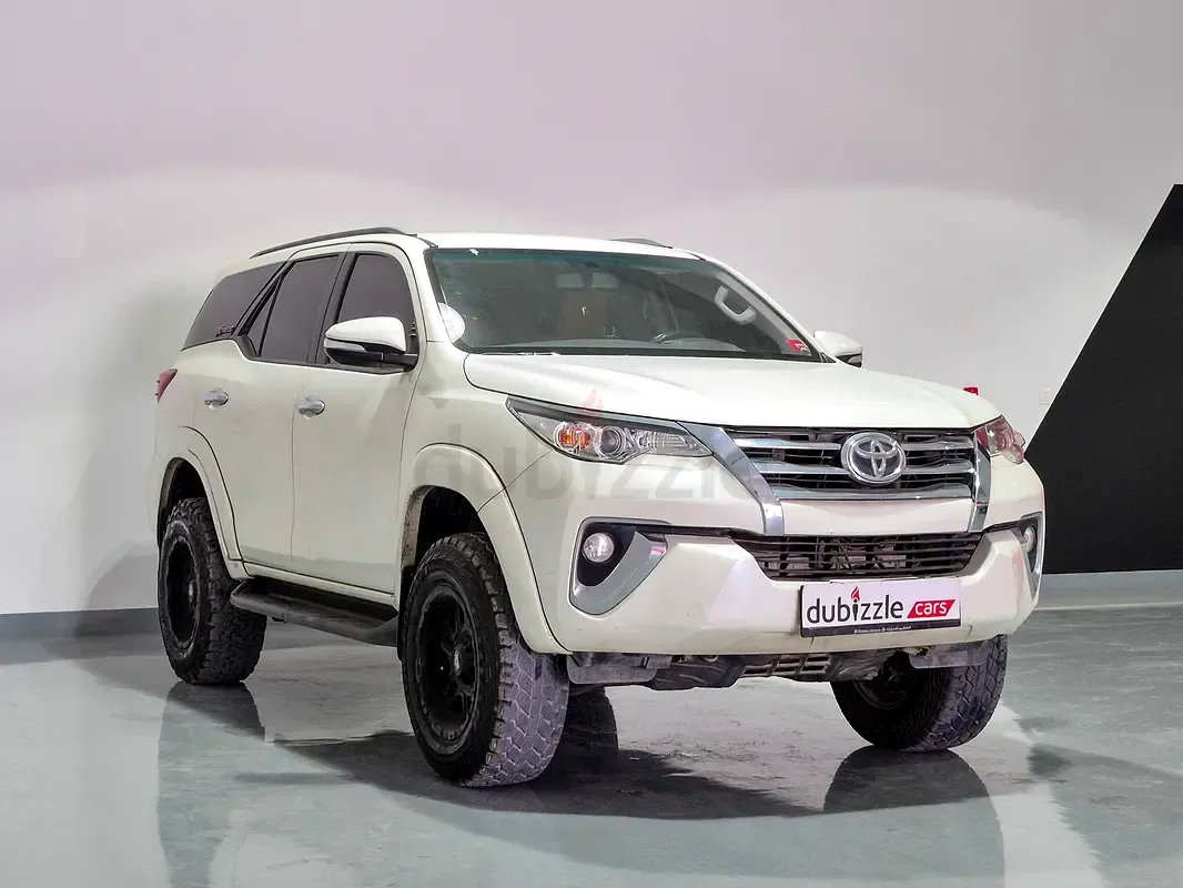 Toyota Fortuner - фото 1