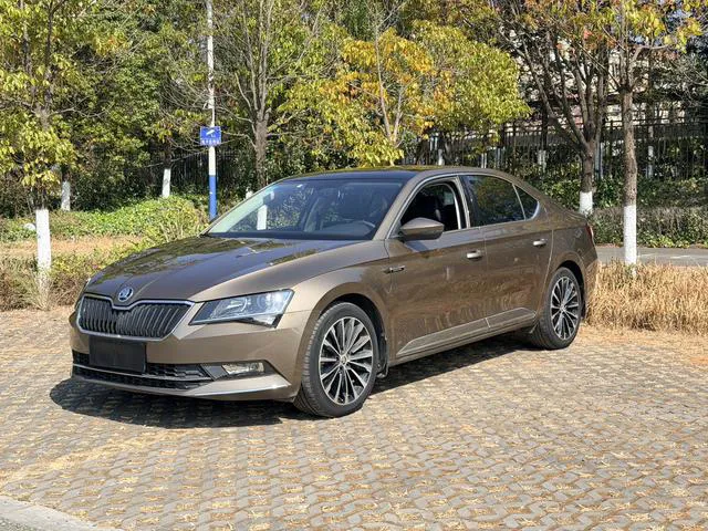 Skoda Superb - фото 1