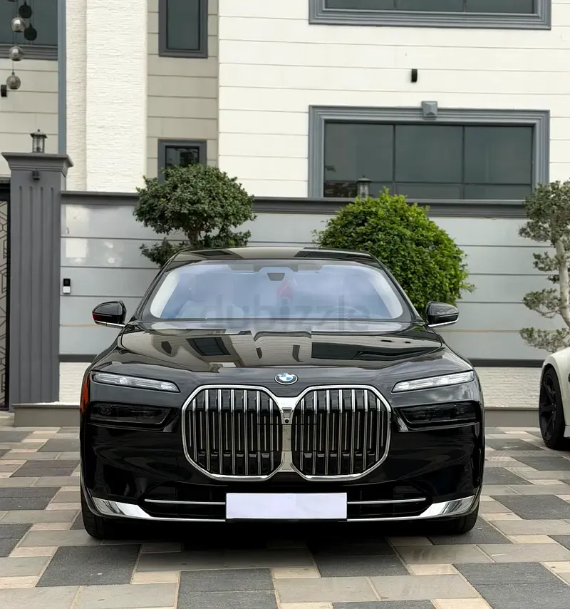 BMW 7-Series - фото 1