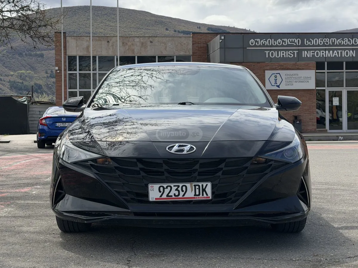 Hyundai Elantra - фото 1