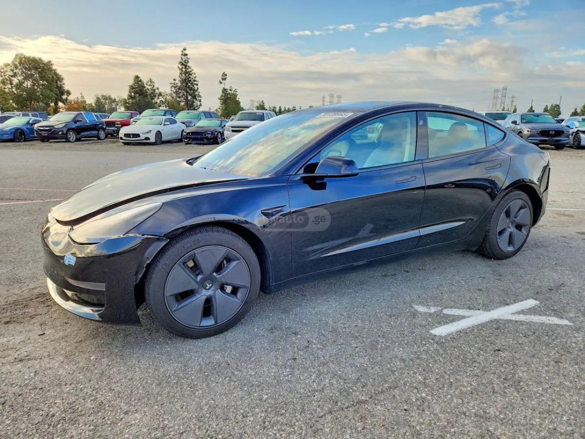 Tesla Model 3 - фото 1