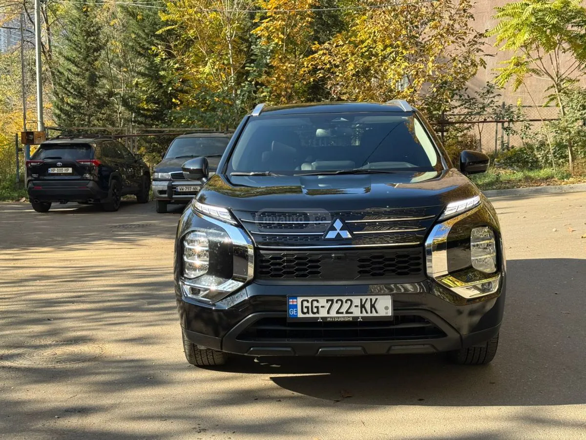 Mitsubishi Outlander - фото 1