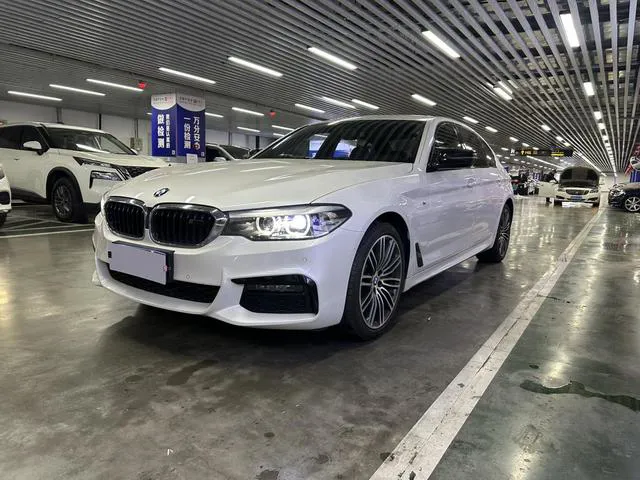 BMW 5 Series - фото 1