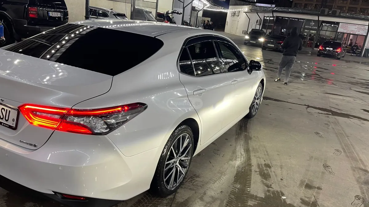 Toyota Camry - фото 1