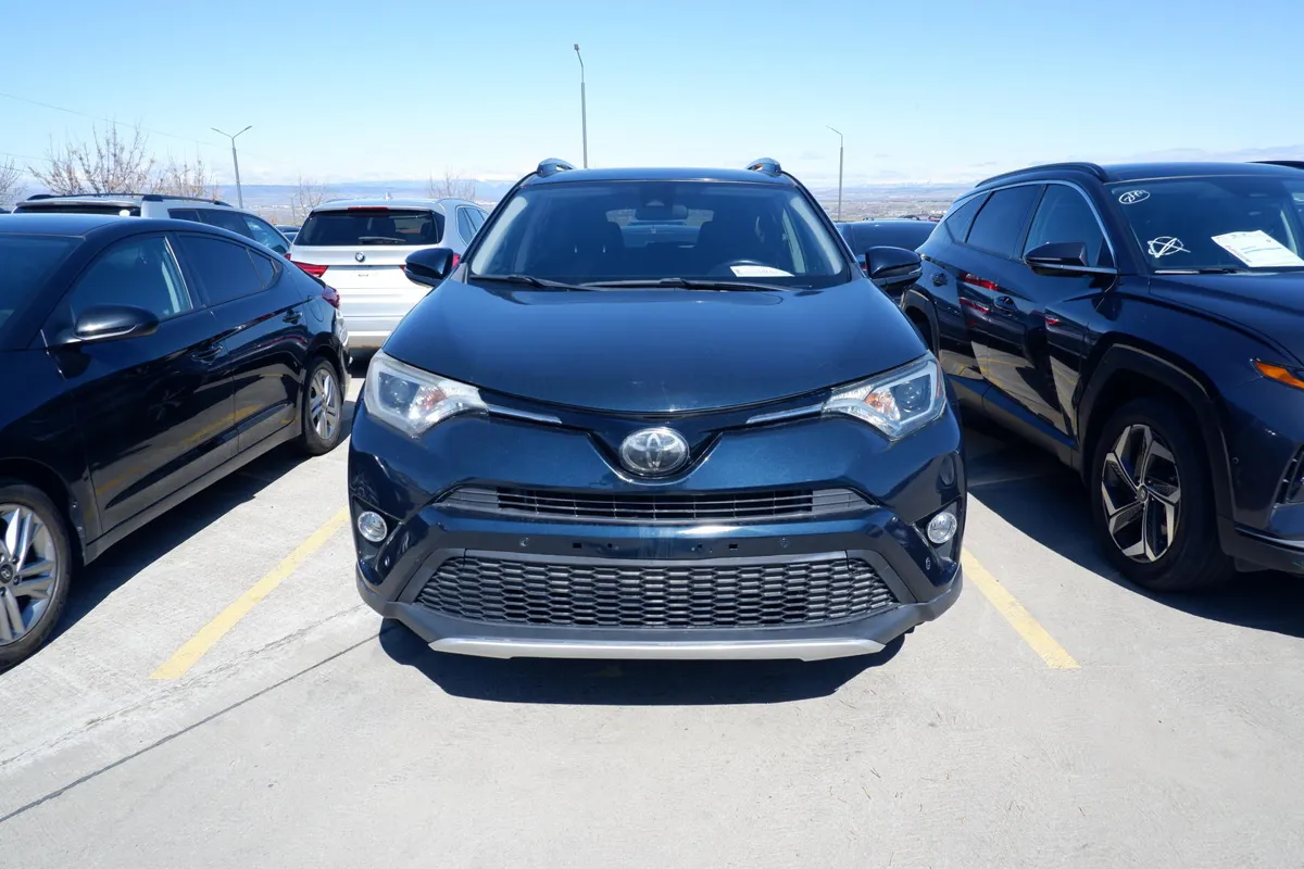 Toyota RAV 4 - фото 1