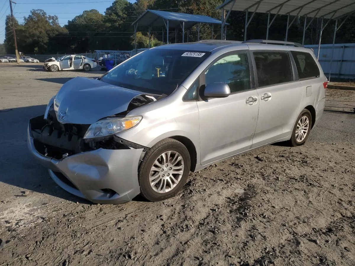 TOYOTA SIENNA - фото 1