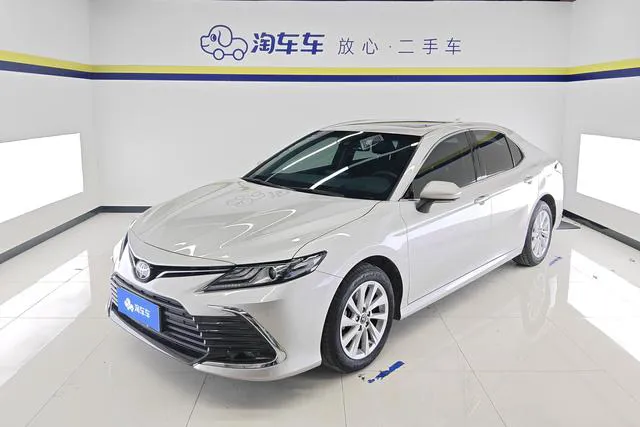 Toyota Camry - фото 1