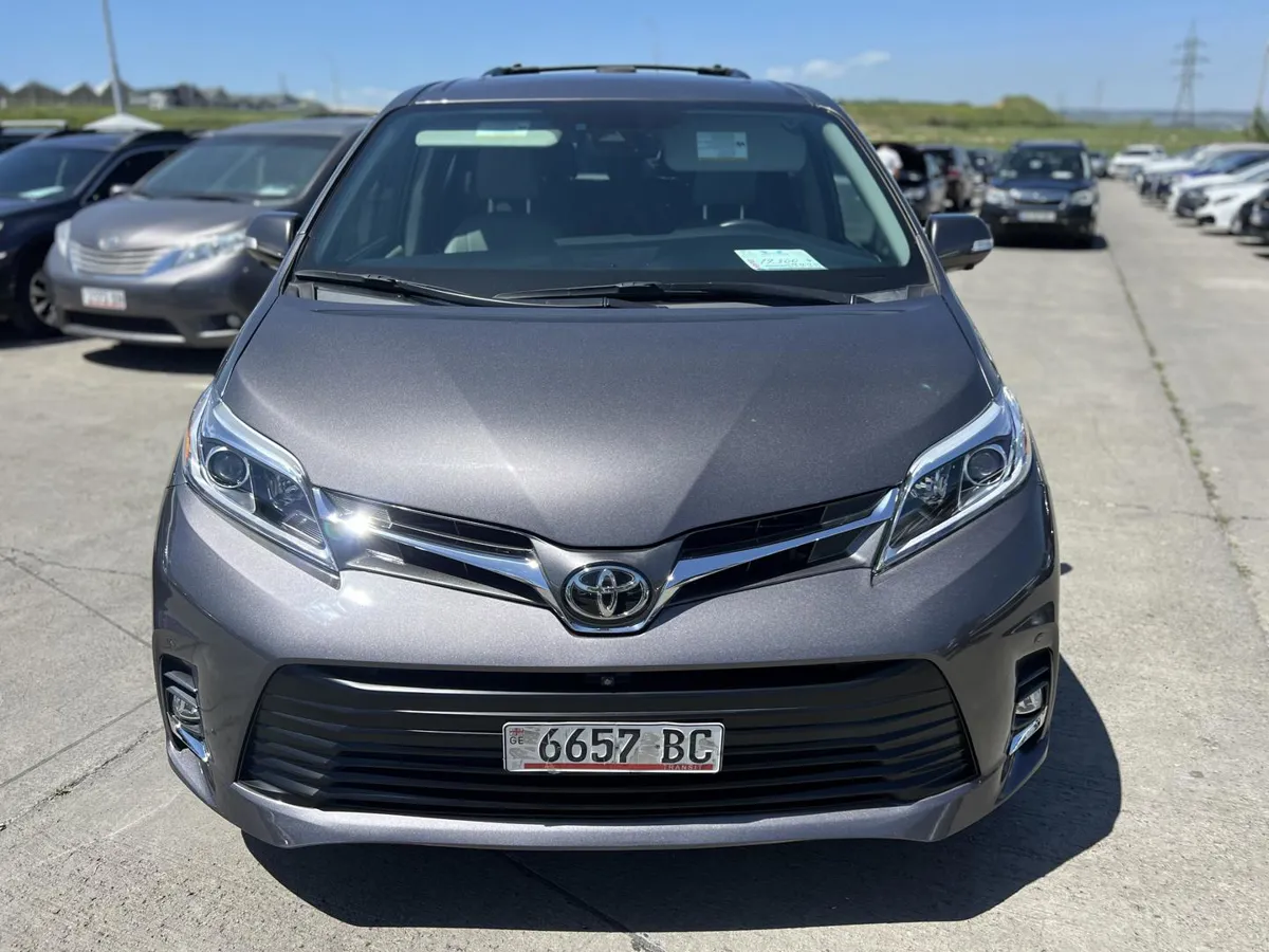 Toyota Sienna - фото 1