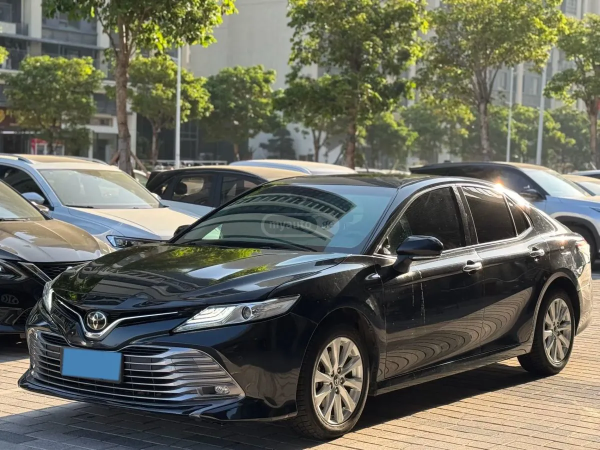Toyota Camry - фото 1