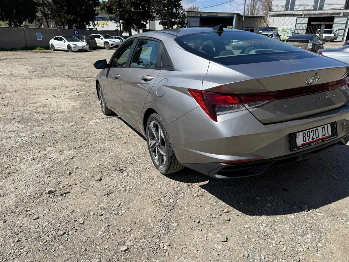 Hyundai Elantra - фото 1