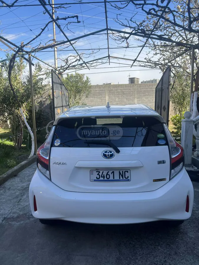 Toyota Aqua - фото 1