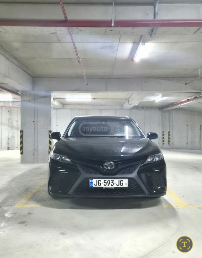 Toyota Camry - фото 1