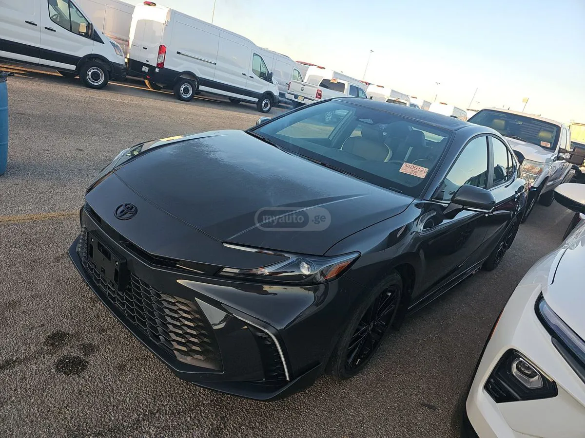 Toyota Camry - фото 1