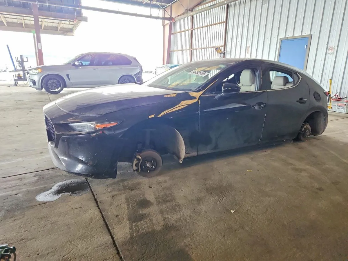 MAZDA 3 - фото 1