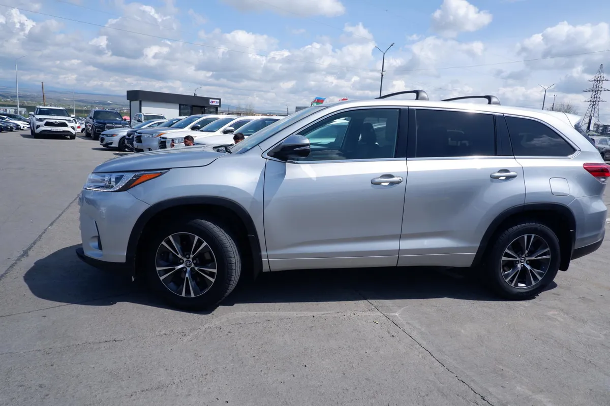 Toyota Highlander - фото 1