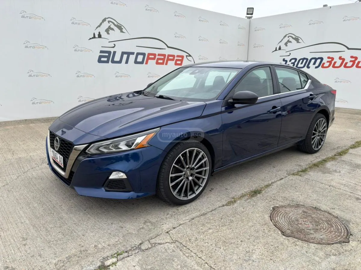 Nissan Altima - фото 1