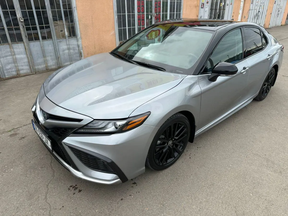 Toyota Camry - фото 1