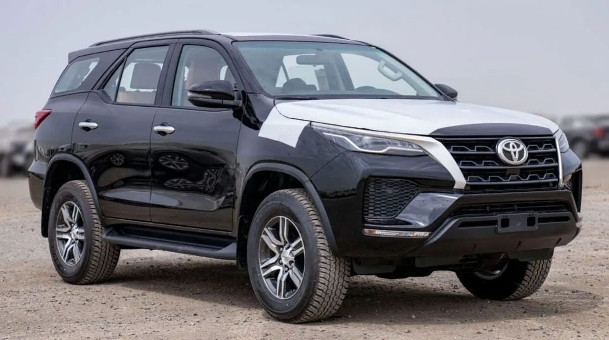 Toyota Fortuner - фото 1