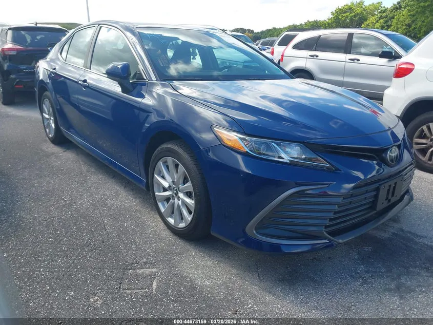 TOYOTA CAMRY LE - фото 1