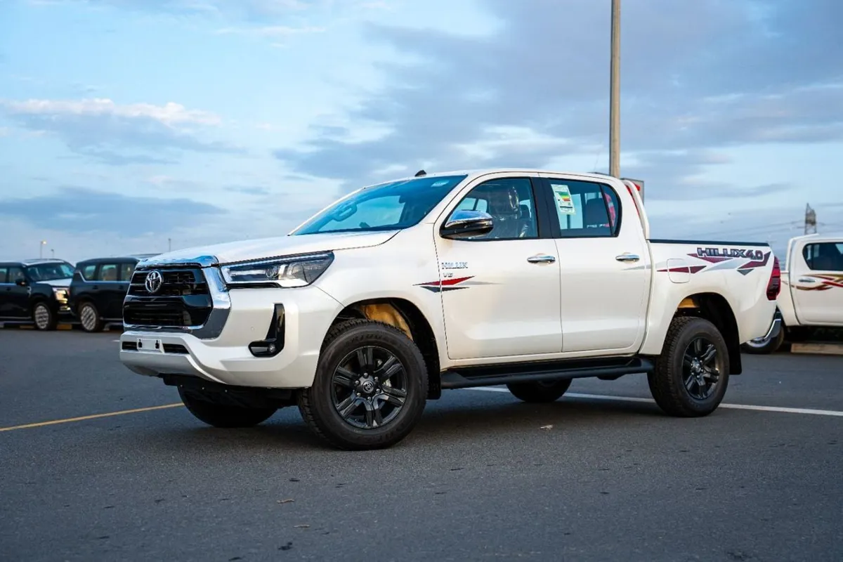 Toyota Hilux - фото 1