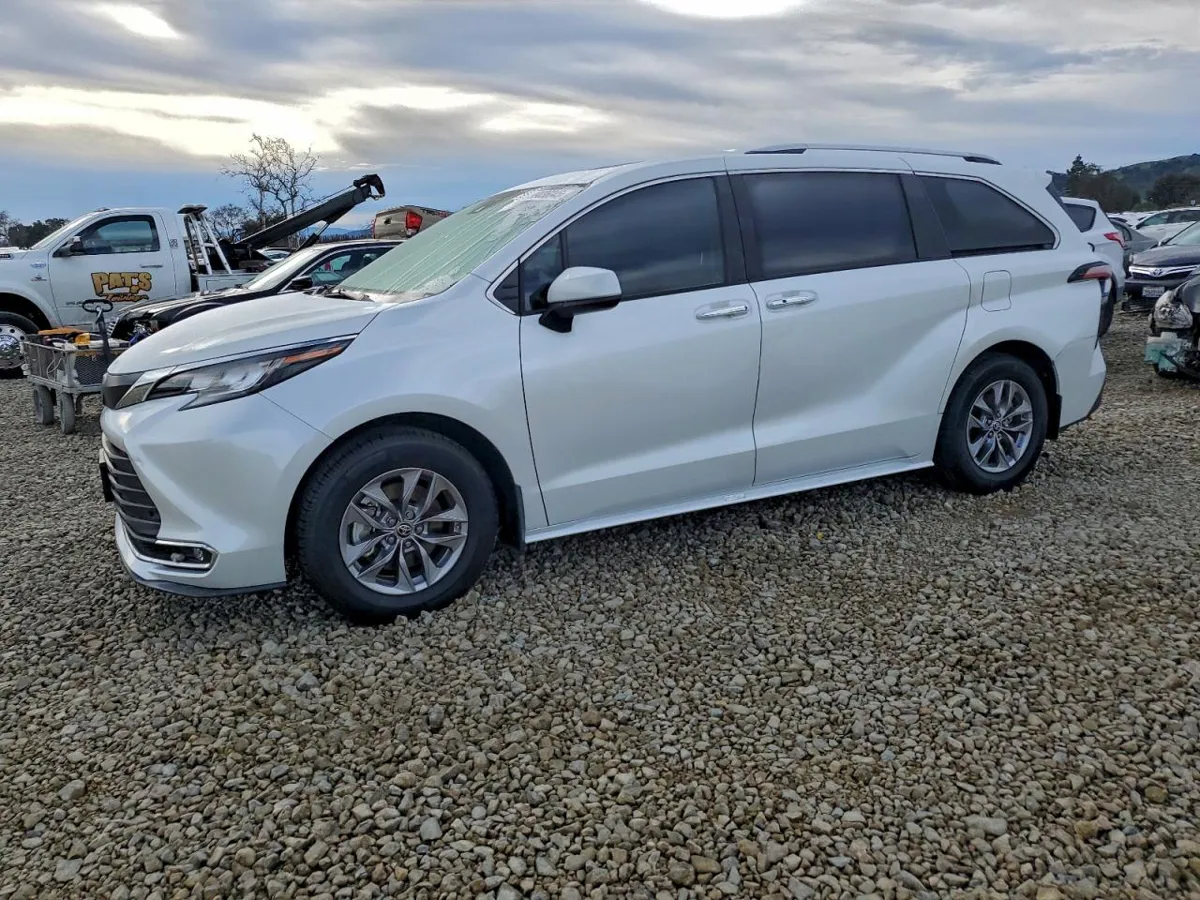 TOYOTA SIENNA - фото 1