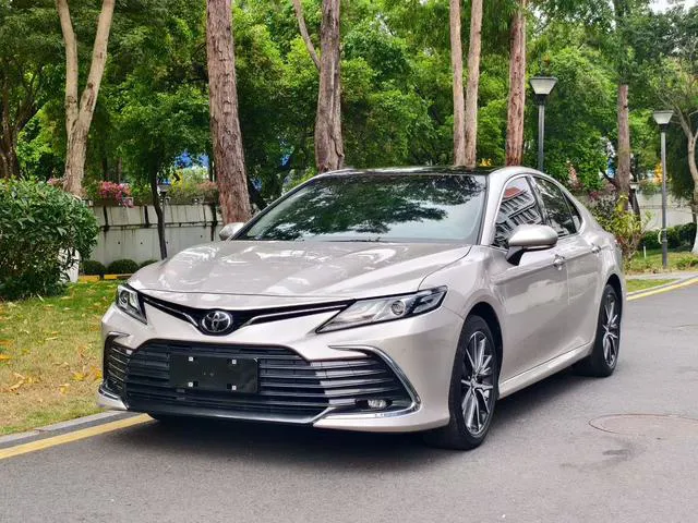 Toyota Camry - фото 1