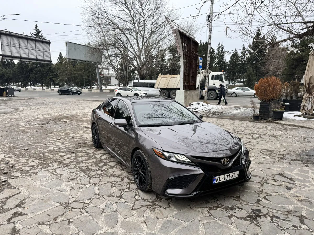 Toyota Camry - фото 1