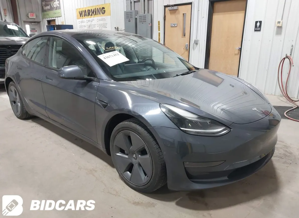 Tesla Model 3 - фото 1