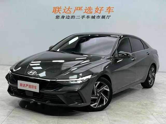 Hyundai Elantra - фото 1