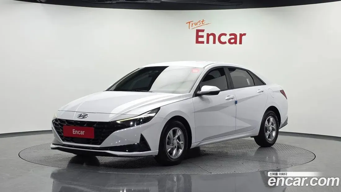 Hyundai Elantra - фото 1