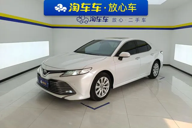 Toyota Camry - фото 1