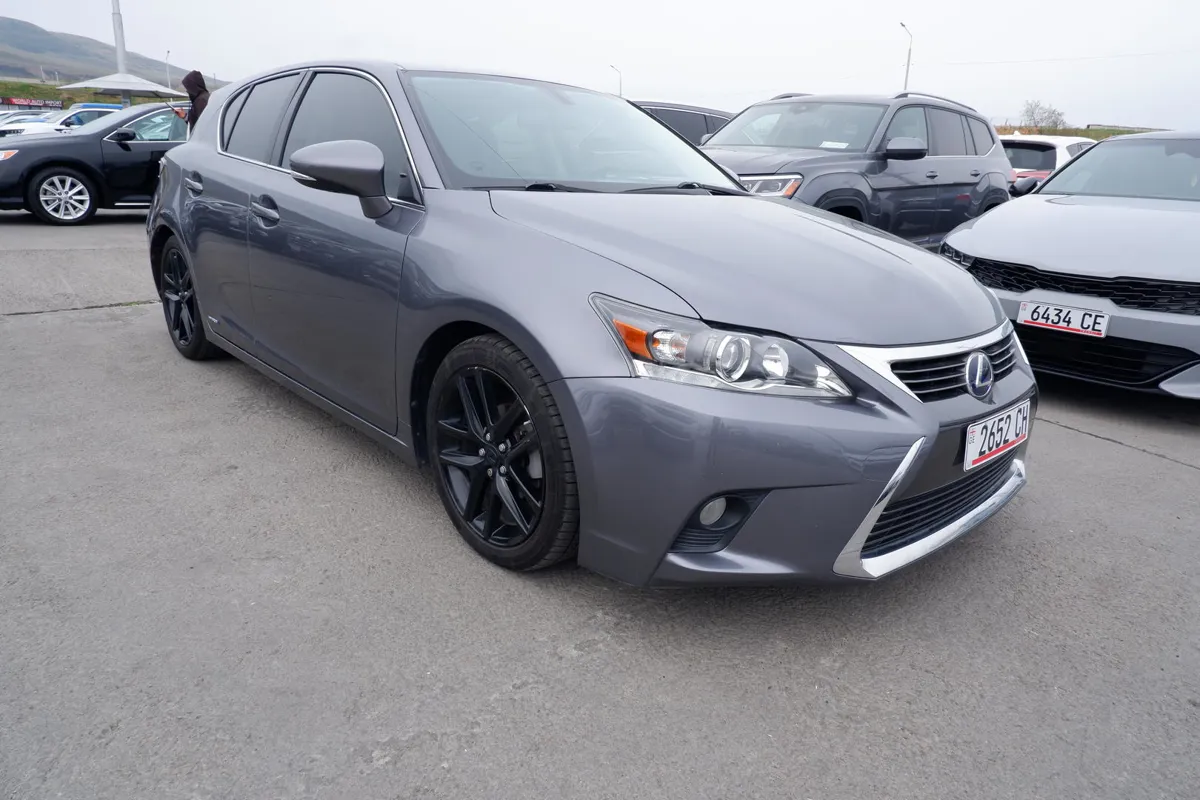 Lexus CT 200h - фото 1