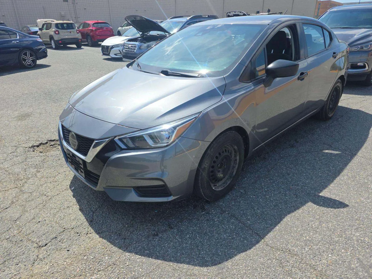 Nissan Versa - фото 1