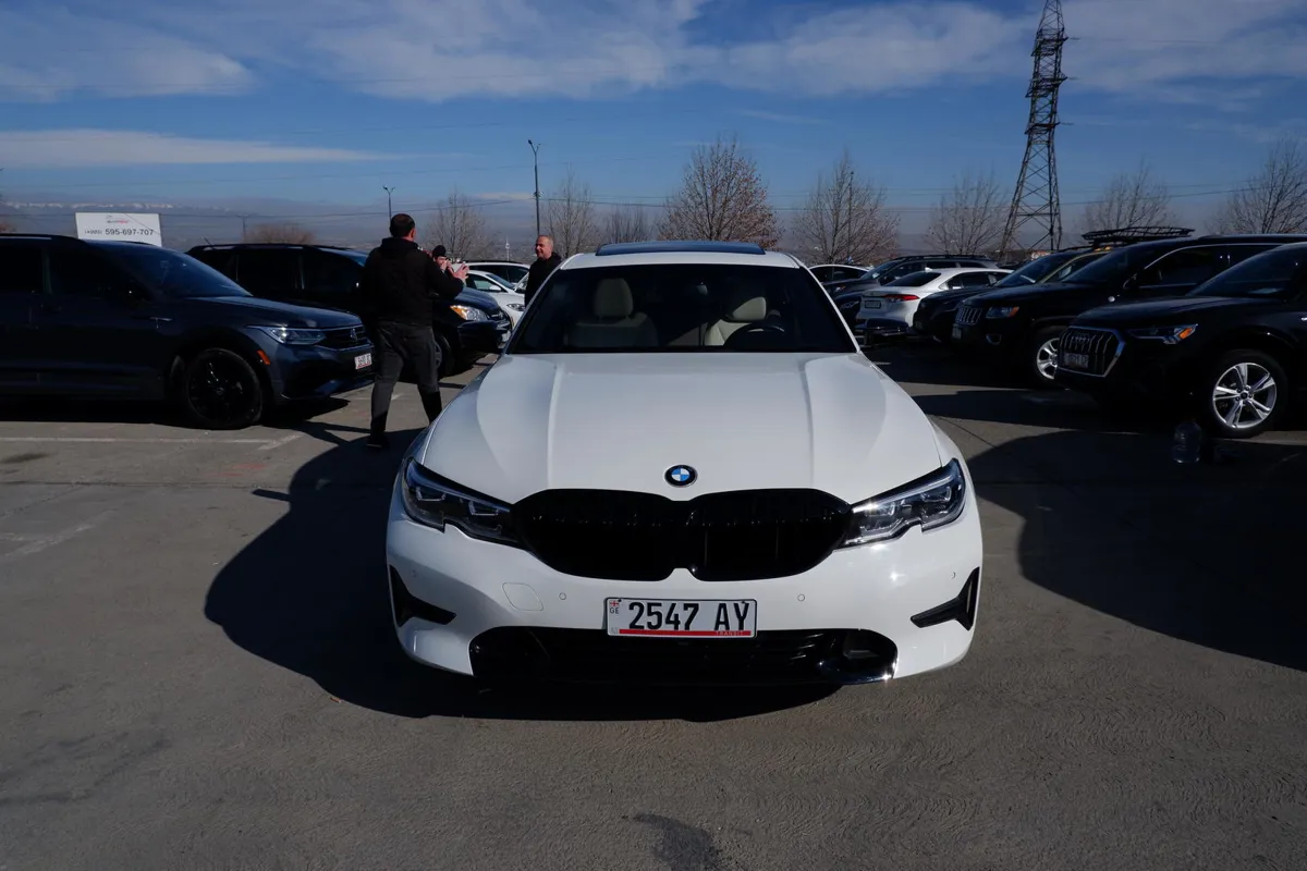 BMW 330 - фото 1