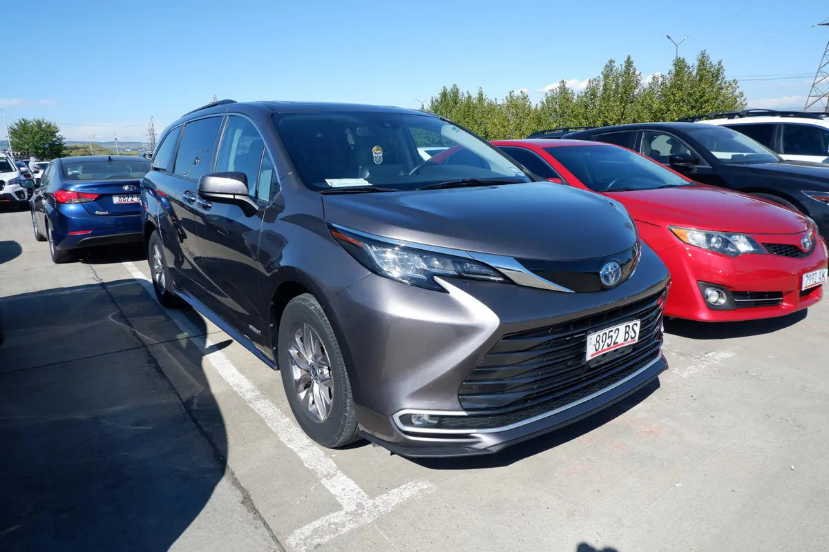Toyota Sienna - фото 1