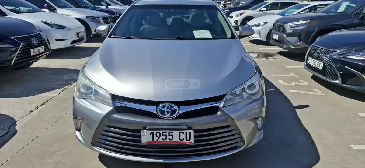Toyota Camry - фото 1