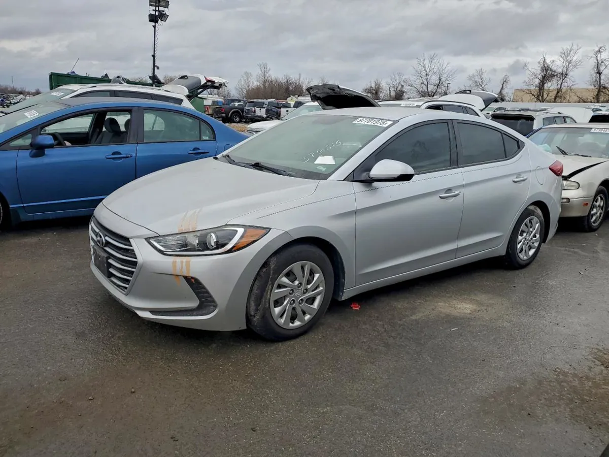 HYUNDAI ELANTRA - фото 1